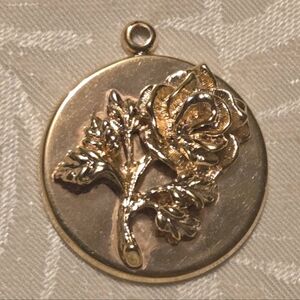 Vintage Avon Lg 1.1/4" 3D Gold Plated Rose Charm  Necklace Pendant